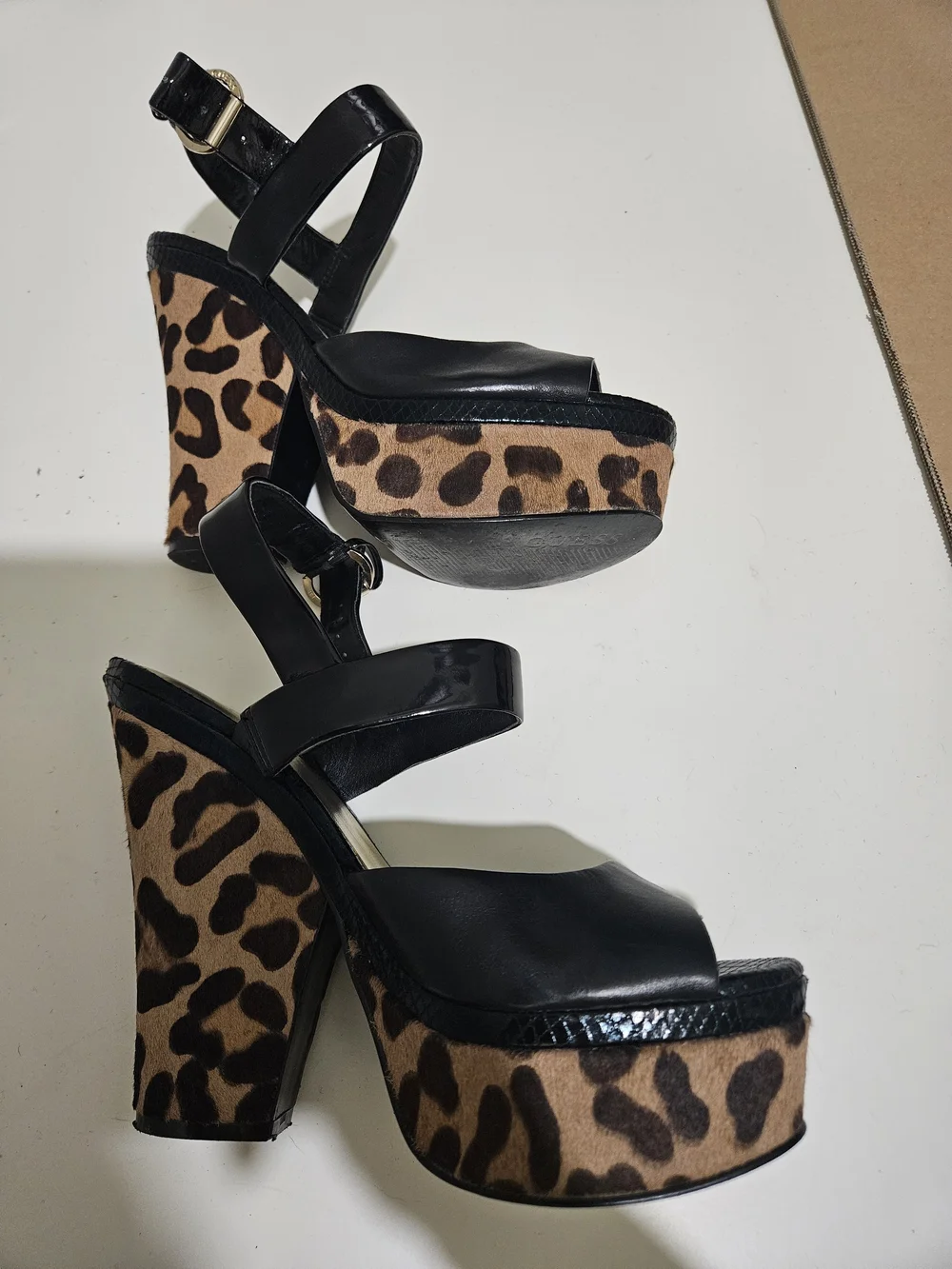 Guess sleek open